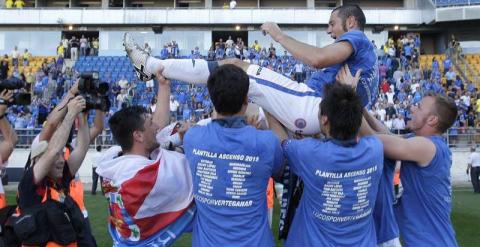 Los jugadores del Real Oviedo celebran el ascenso a Segunda División tras su victoria ante el Cádiz. /EFE