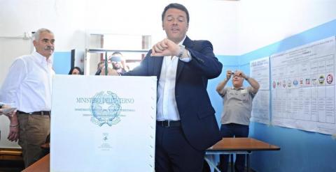 El primer ministro italiano, matteo Renzi, votó en un colegio electoral de Pontassieve, cerca de Florencia.- EFE