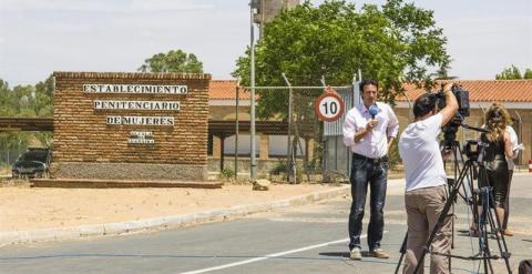 Periodistas esperan la salida de Pantoja en la entrada de la prisión de Alcalá de Guadaíra. EFE
