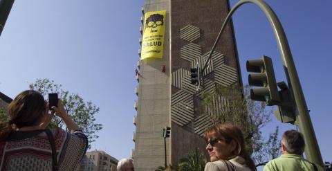 Greenpeace ha desplegado en la fachada de un hotel de Sevilla una pancarta de 65 metros con el lema, 'Aquí negocian carbón por salud', contra las eléctricas y los gobiernos europeos. EFE/Jose Manuel Vidal.