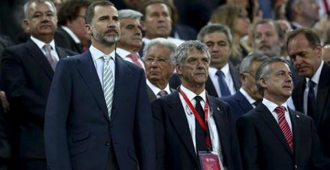 El rey Felipe, en el Camp Nou durante la pitada. EFE/Toni Albir