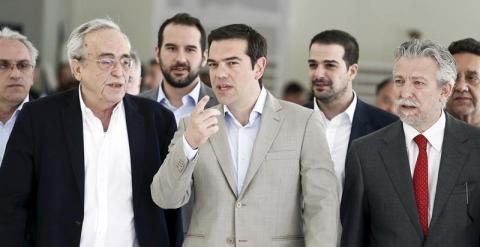 Alexis Tsipras, escoltado por algunos miembros de su Gobierno, camino de una reunión en Atenas. / Alkis Konstantinidis (Reuters)