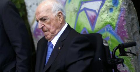 El excanciller alemán Helmut Kohl, en silla de ruedas en una imagen de archivo. REUTERS