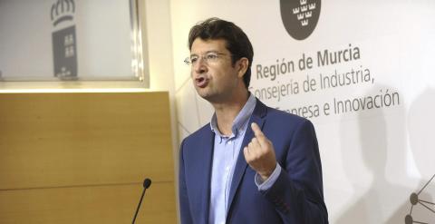 El hasta ahora consejero en funciones de Industria de Murcia, Juan Carlos Ruiz, al anunciar su dimisión tras ser imputado en la Operación Púnica. EFE/Javi Carrión