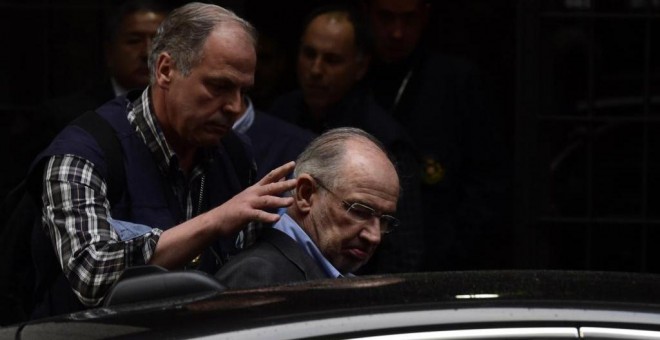 Rodrigo Rato sale detenido de su domicilio en Madrid. Foto: Javier Soriano (AFP)