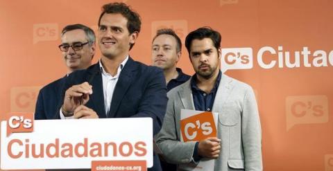 El líder de Ciudadanos, Albert Rivera, con algunos miembros del Comité Ejecutivo del partido. Archivo EFE.