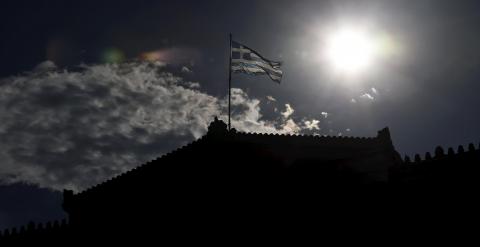 La bandera griega sobre el Parlamento heleno, en la plaza Syntagma, de Atenas. REUTERS/Alkis Konstantinidis