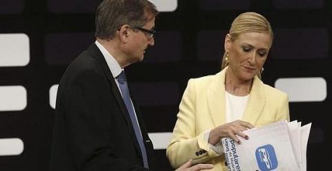 Cristina Cifuentes junto al director general de Telemadrid, Ángel Martín Vizcaíno, antes del debate electoral.- EFE