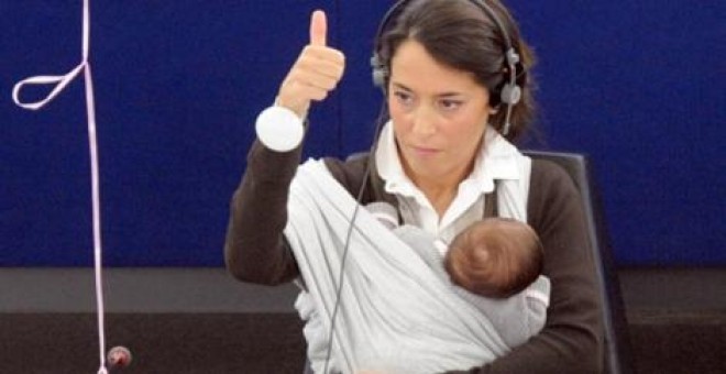 La eurodiputada Licia Ronzulli, del partido de Berlusconi, con su bebé / EFE