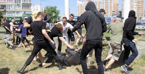 Protestantes homófobos agreden a la policía durante la Marcha de la Igualdad en Kiev, Ucrania./ REUTERS/Maksym Kudymets