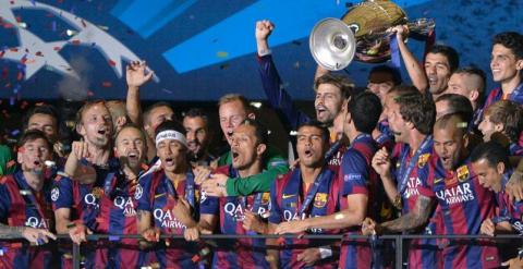 Xavi levanta la Copa de Europa con los jugadores del Barcelona. OLIVER LANG / AFP