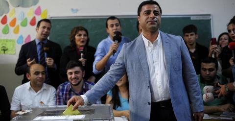 El líder de HDP, Selahattin Demirtas, votando en Estambul. REUTERS//Yagiz Karahan