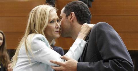 La candidata del PP a la presidencia regional, Cristina Cifuentes, saluda al también candidato de Ciudadanos, Ignacio Aguado, durante el pleno de constitución de la Asamblea de Madrid. / PACO CAMPOS ( EFE)