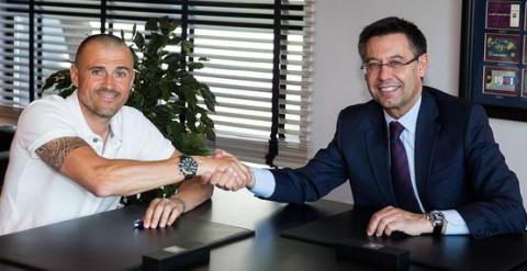 Luis Enrique estrecha la mano a Bartomeu en la firma de la renovación. /FCB