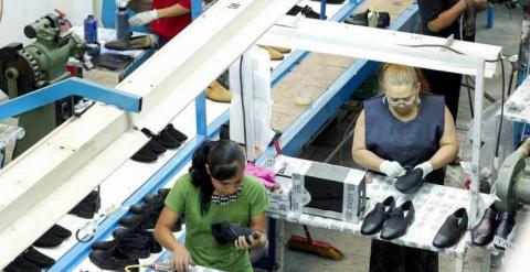 Trabajadoras en una fabrica de zapatos./ EFE