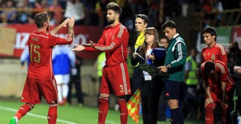 Gerard Piqué entra al campo por Sergio Ramos. /EFE