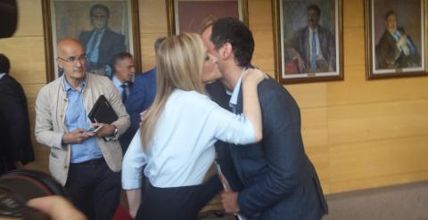 Cristina Cifuentes (PP) e Ignacio Aguado (Ciudadanos) se saludan tras la reunión que han mantenido para negociar la investidura de la conservadora. PÚBLICO