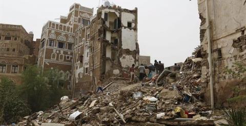 Varias personas buscan supervivientes entre los restos de varios edificios destrozados durante un bombardeo sobre el casco histórico de Saná. - EFE