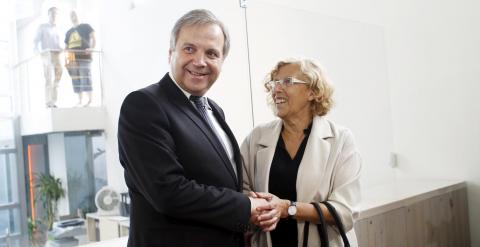 Antonio Miguel Carmona y Manuela Carmena, durante la rueda de prensa.