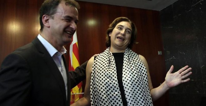 La futura alcaldesa de Barcelona, Ada Colau, y el candidato de ERC, Alfred Bosch, tras la rueda de prensa conjunta celebrada ayer en Barcelona