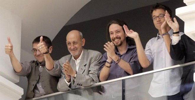Los líderes de Podemos Pablo Iglesias (2-d), Íñigo Errejón (d) y Juan Carlos Monedero (i) y el secretario general de la formación en la ciudad de Madrid, Jesús Montero, aplauden tras la elección hoy de Manuela Carmena.- efe
