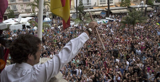 El nuevo alcalde de Cádiz, José María González Santos 'Kichi', saluda desde el balcón del Ayuntamiento tras tomar posesión de su cargo. Centenares de personas han esperado la salida de 'Kichi' al balcón del consistorio para aclamar a su nuevo alcalde. EFE