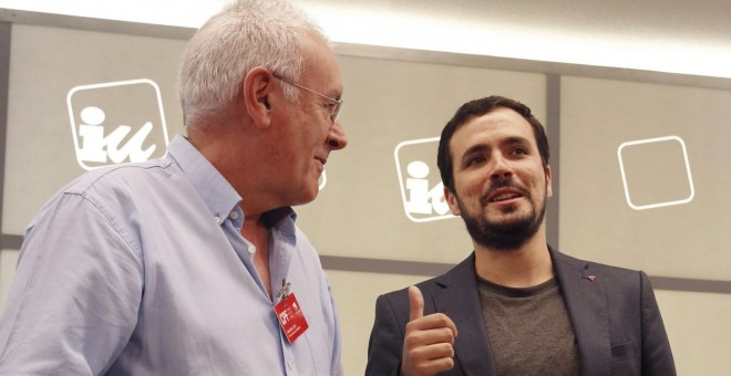 El coordinador federal de IU, Cayo Lara, conversa con el candidato de la formación a la Presidencia del Gobierno, Alberto Garzón, poco antes de la reunión del Consejo Político de IU en Madrid. EFE/Alberto Martín