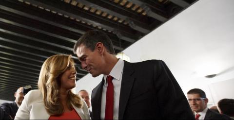 La presidenta de la Junta de Andalucía, Susana Díaz, recibe las felicitaciones del secretario general del PSOE, Pedro Sánchez, tras la ceremonia de toma de posesión en Sevilla. REUTERS/Marcelo del Pozo