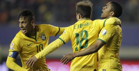 El delantero brasileño Douglas Costa (d) celebra su gol, segundo del equipo, con sus compañeros Neymar jr. (i) y Everton Ribeiro (c). /EFE