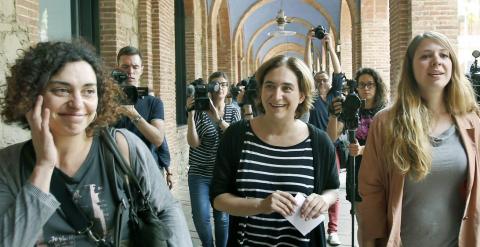 La nueva alcaldesa de Barcelona, Ada Colau (c), durante su visita a la sede del distrito de Nou Barris, donde iban a ejecutarse nueve desahucios.- EFE
