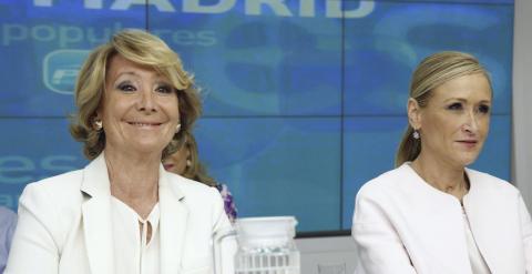 La presidenta del PP de Madrid, Esperanza Aguirre (iz.), y la candidata a la Comunidad de Madrid por el Partido Popular, Cristina Cifuentes, durante la reunioón del Comité Ejecutivo Regional.- EFE/Sergio Barrenechea