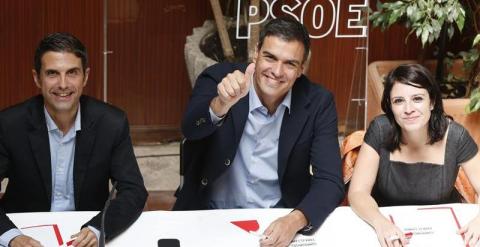 El secretario general del PSOE, Pedro Sánchez (c), junto al regidor de Alcalá de Henares, Javier Rodríguez Palacios (i), y la secretaria de Política Municipal socialista, Adriana Lastra (d), durante la reunión que ha mantenido hoy con alcaldes socialistas