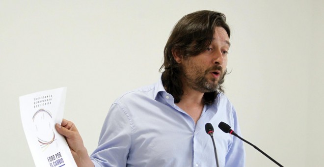 El secretario de Relaciones con la Sociedad civil de Podemos, Rafael Mayoral, durante la rueda de prensa que ha ofrecido hoy para informar de la reunión del órgano de dirección del partido. EFE/Víctor Lerena