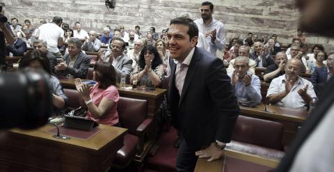 El ministro griego de Finanzas, Yanis Varufakis llega a una reunión en el Parlamento de Atenas con los diputados de su partido, Syriza. EFE/Simela Pantzartzi