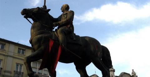 La oposición pide la retira de símbolos franquistas / EP