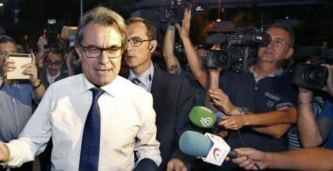 El presidente de la Generalitat y de CiU, Artur Mas (i), a su llegada esta noche a la reunión de urgencia de la ejecutiva de CDC. / ANDREU DALMAU (EFE)