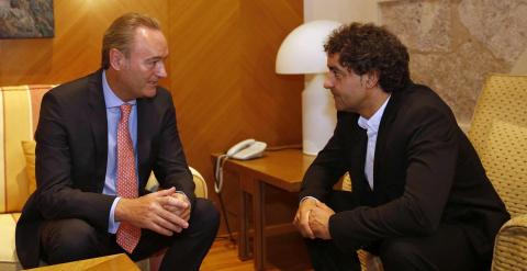 El líder del PP valenciano junto con el presidente de Les Corts, Francesc Colomer, durante la reunión que han mantenido hoy. EFE