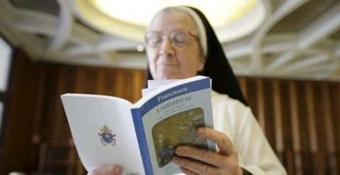 Una monja lee la nueva encíclica del Papa Francisco, llamada 'Laudato Si'./ REUTERS