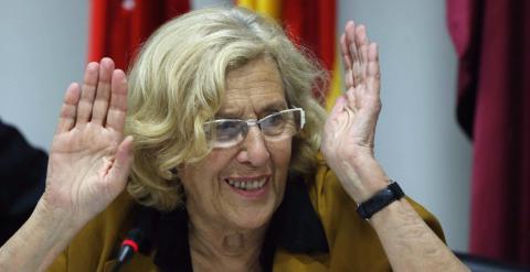 La alcaldesa de Madrid, Manuela Carmena, durante la rueda de prensa que ofreció este miércoles tras la reunión que mantuvo con los trabajadores sociales de las juntas de distrito,su primer acto oficial desde la llegada al cargo./ EFE