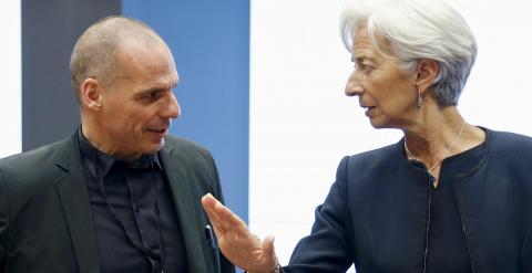 El ministro de Finanzas griego, Yanin Varoufakis, saluda a la directora gerente del FMI, Christine Lagarde, al comienzo de la reunión del Eurogrupo. REUTERS/Francois Lenoir