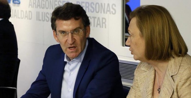 El presidente de la Xunta y del PPdeG, Alberto Núñez Feijóo (i), conversa con la presidenta del PP de Aragón, Luisa Fernanda Rudi (d) ayer en Génova. /EFE