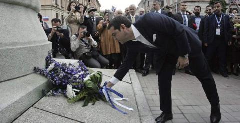 El primer ministro griego, Alexis Tsipras, deposita flores ante el monumento al conde Ioannis Kapodistrias, diplomático del Imperio ruso, durante su visita a Moscú este fin de semana. / VALENTIN YEGORSHIN (EFE)