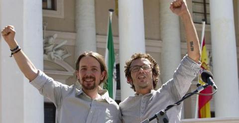 El líder de Podemos, Pablo Iglesias, junto al alcalde de Cádiz, José María González ,'Kichi'. / EFE