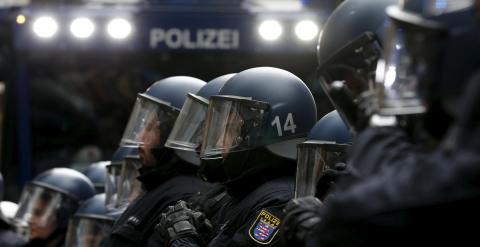 Policías, durante la manifestación en Fráncfort. REUTERS/Ralph Orlowski