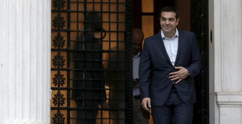 El primer ministro griego Alexis Tsipras, sale de su residencia oficial este domingo, tras la reunión d Gobierno que acordó la última propuesta para la negociación con los acreedores internacionales. REUTERS/Alkis Konstantinidis