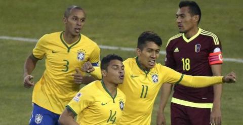 El defensa brasileño Thiago Silva (c) celebra su gol ante Venezuela. /EFE