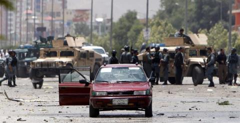 Miembros de las fuerzas de seguridad afganas refuerzan los alrededores del Parlamento en Kabul. EFE/Hedayatullah Amid