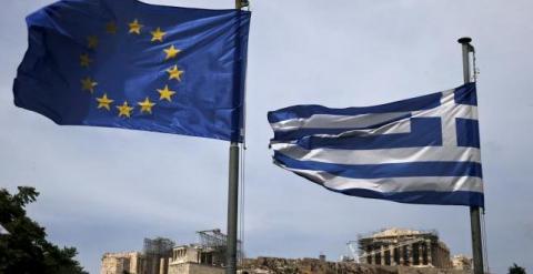 Banderas de grecia y de la UE con la Acrópolis de Atenas al fondo. REUTERS