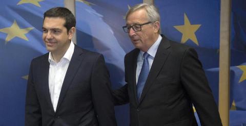 El primer ministro griego Alexis Tsipras junto con el presidente de la Comisión Europea, en el comienzo de la cumbre extraordinaria celebrada este lunes. EFE