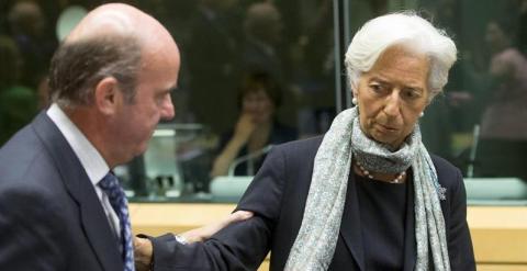 La directora gerente del Fondo Monetario Internacional, Christine Lagarde, saluda al ministro español de Economía, Luis de Guindos, a su llegada al inicio de una cumbre extraordinaria sobre la crisis helena. Olivier Hoslet (EFE)